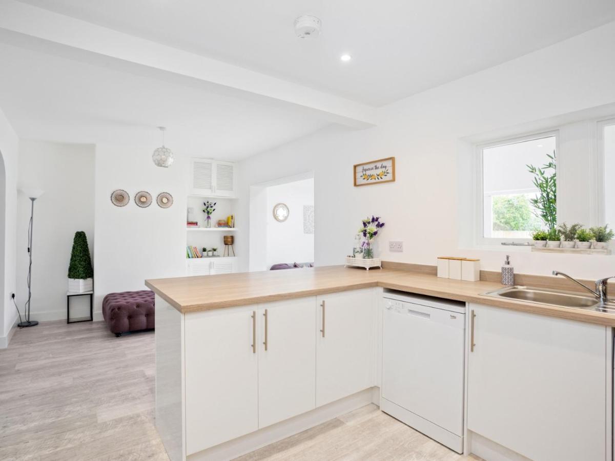 Pass The Keys Spacious And Very Modern Family Home, Central Windsor Esterno foto
