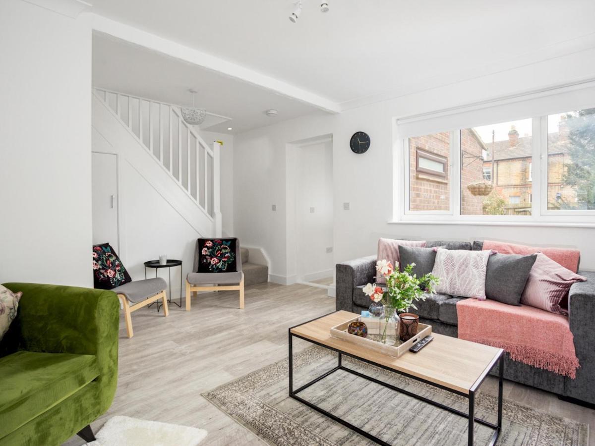 Pass The Keys Spacious And Very Modern Family Home, Central Windsor Esterno foto