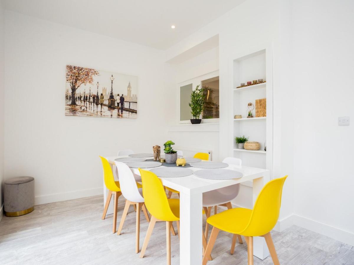Pass The Keys Spacious And Very Modern Family Home, Central Windsor Esterno foto